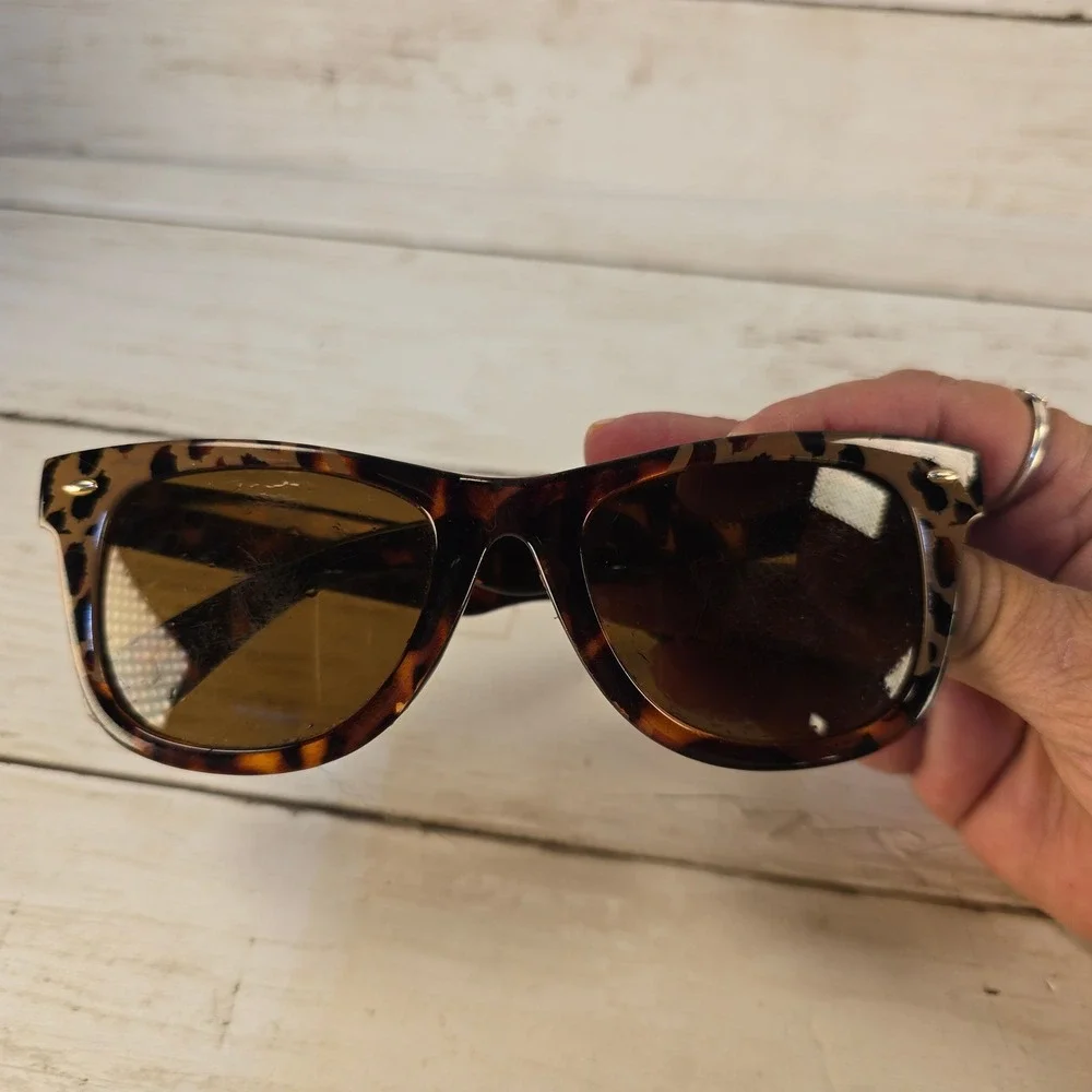Betsey Johnson Leopard Tortoise Shell Wayfarer Sunglasses Brown Lens Red Heart